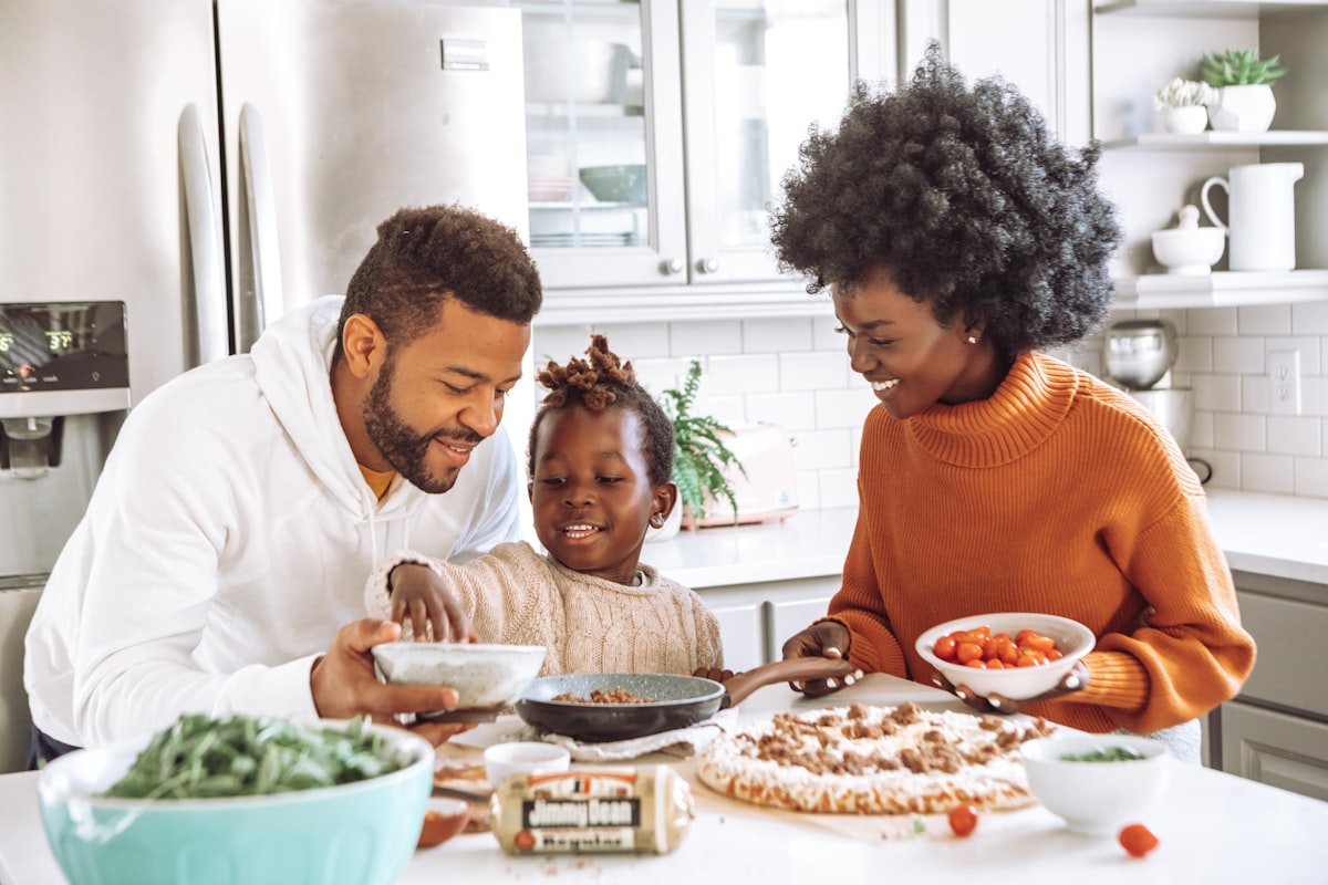 Familia disfrutando de una comida saludable juntos
