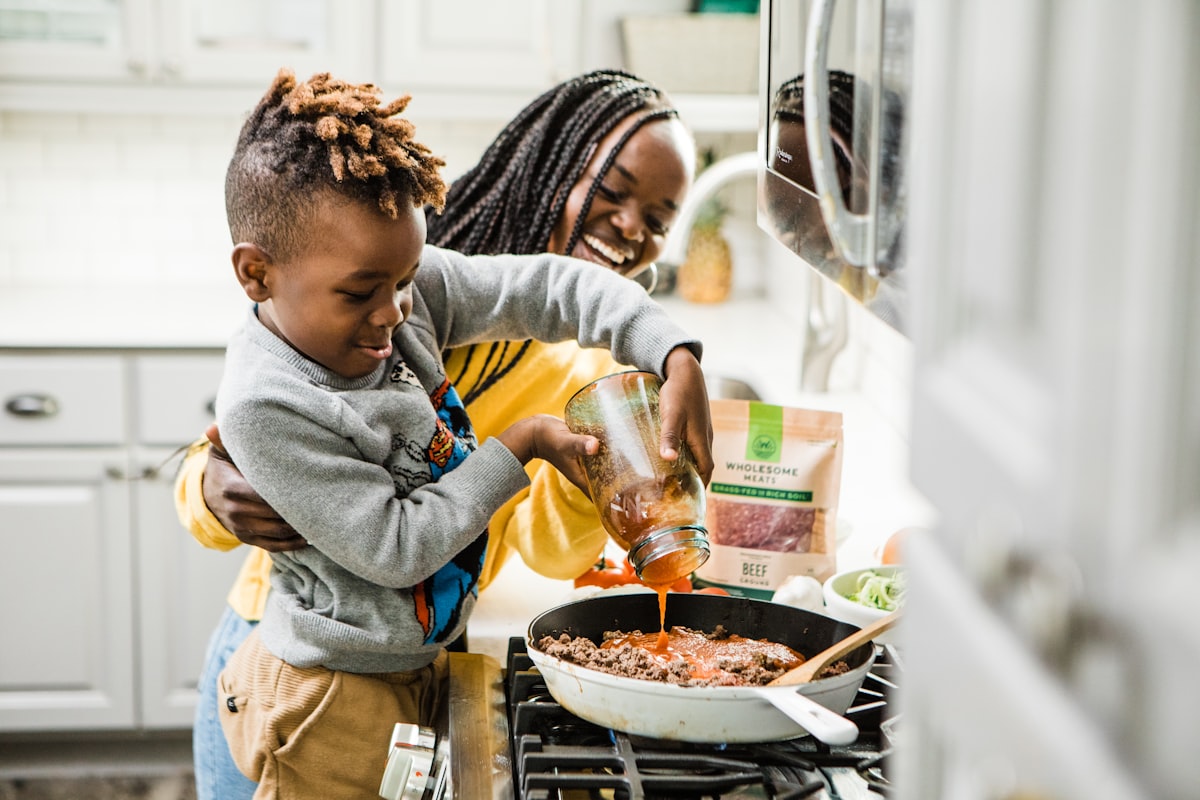 Niños comiendo alimentos frescos y nutritivos
