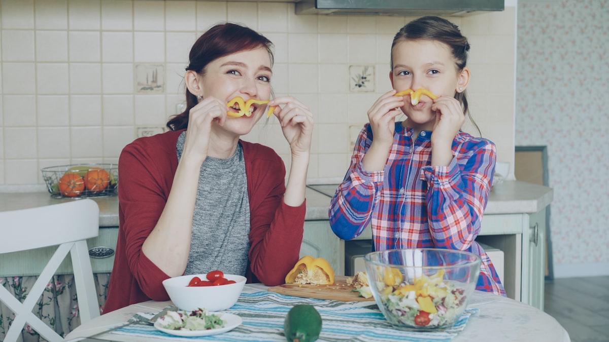 Frutas y verduras coloridas para nutrición infantil